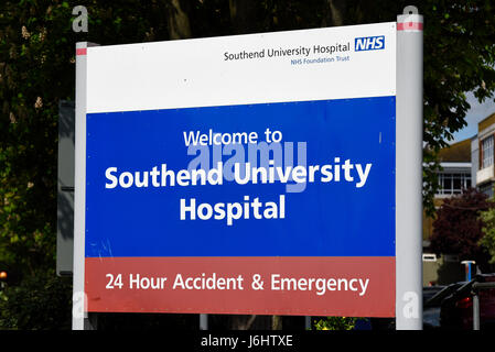 Southend University Hospital, Essex, UK-Zeichen. Begrüßungsschild mit 24 Stunden Unfall & Notfall Stockfoto