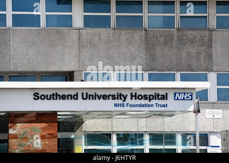 Southend University Hospital, Essex, Großbritannien, Eingang mit Schriftzug Stockfoto