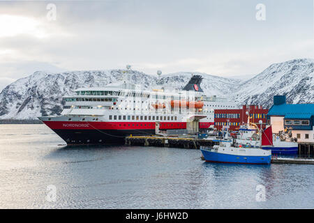 Hurtigruten Coastal Express Kreuzfahrtschiff, die MS Nordnorge in Honningsvåg, Finnmark County, Norwegen festgemacht ist. Stockfoto