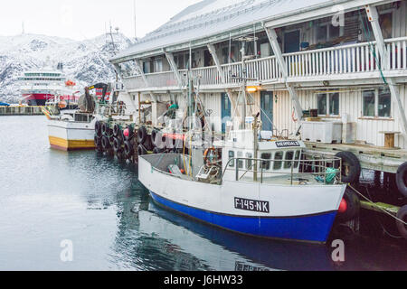 Angelboote/Fischerboote und die Hurtigruten Coastal Express Kreuzfahrtschiff MS Nordnorge in Honningsvåg, Finnmark County, Norwegen festgemacht sind. Stockfoto