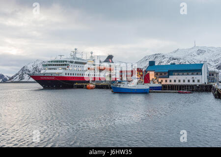 Hurtigruten Coastal Express Kreuzfahrtschiff, die MS Nordnorge in Honningsvåg, Finnmark County, Norwegen festgemacht ist. Stockfoto