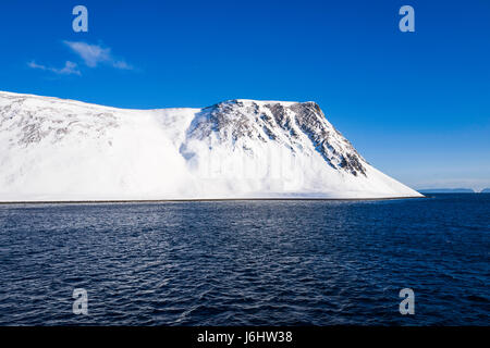 Spektakulären Bergkulisse gesehen von einem Hurtigruten Coastal Express Kreuzfahrtschiff, in der Nähe von Honningsvåg, Norwegen. Stockfoto