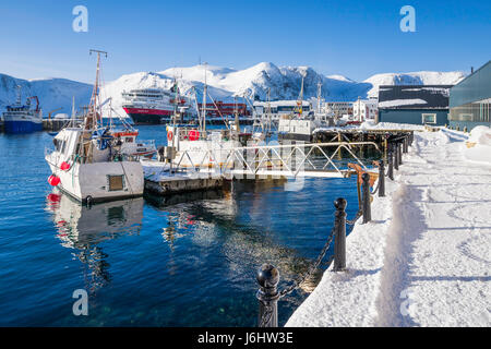 Angelboote/Fischerboote und Hurtigruten Kreuzfahrtschiff MS Richard With in Honningsvåg, Finnmark County, die nördlichste Stadt in Norwegen festgemacht Stockfoto