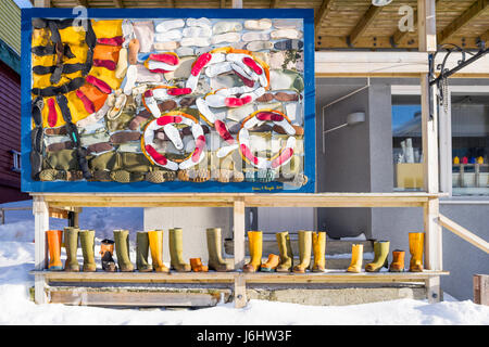 Wandbild und Auswahl an bunten Stiefel außerhalb "einmal auf ein Traum" Geschenk-Shop in Honningsvåg, Grafschaft von Finnmark, Norwegen Stockfoto