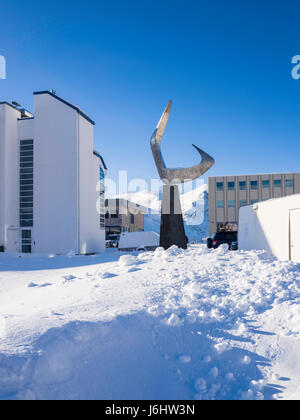 "Boreas" Skulptur (1971), auch genannt "Nordenvinden", von Erling Saadtvedt steht in der Nähe der Anlegestelle in Honningsvåg, Finnmark County, Norwegen. Stockfoto