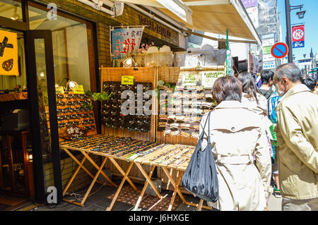 Kamakura in Kanagawa, Japan - März 31,2014: Komachi-Dori Straße, eine stilvolle in der antiken Stadt Kamakura. Stockfoto