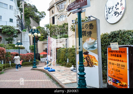 Kanagawa, Japan - 31. März 2014: Enoshima, einer kleinen Insel an der Mündung des Flusses Sakai in Sagami-Bucht mündet. Stockfoto