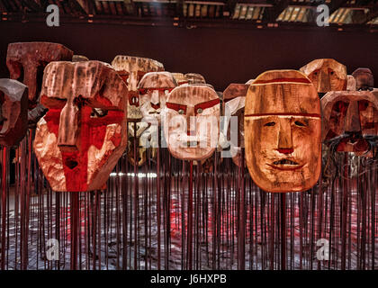 Venedig, Castello, Arsenale. 57. La Biennale di Venezia.Philippine Pavillon, Venedig Biennale 2017 Kunstwerk "The Spectre der Vergleich", zwei Künstler Stockfoto