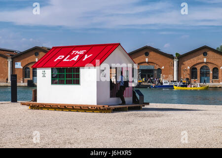 Venedig, Castello, Arsenale. 57. Venedig Biennale 2017, La Biennale di Venezia. Kunst-Installation "Das Spiel" neben malerischen Arsenale Hafen Stockfoto