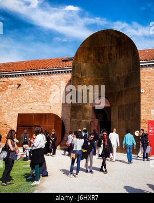 Venedig, Castello, Arsenale. 57. Venedig Biennale 2017, La Biennale di Venezia.Italy Pavillon außen, Menschen außerhalb des italienischen Pavillons Stockfoto