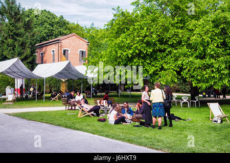 Venedig, Castello, Arsenale. 57. Venedig Biennale 2017, La Biennale di Venezia.People entspannen Sie im Garten außerhalb des italienischen Pavillons. Stockfoto