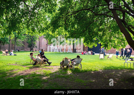 Venedig, Castello, Arsenale. 57. Venedig Biennale 2017, La Biennale di Venezia.People entspannen Sie im Garten außerhalb des italienischen Pavillons. Stockfoto