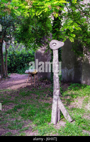 Venedig, Castello, Arsenale. 57. Venedig Biennale 2017, La Biennale di Venezia.Outdoor Kunst im Garten außerhalb des italienischen Pavillons. Stockfoto