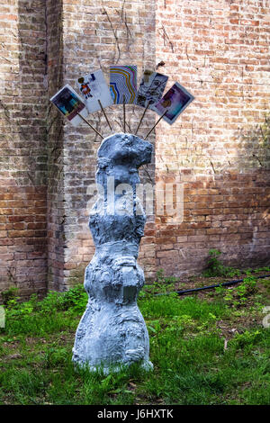 Venedig, Castello, Arsenale. 57. Venedig Biennale 2017, La Biennale di Venezia.Outdoor Kunst im Garten außerhalb des italienischen Pavillons. Stockfoto