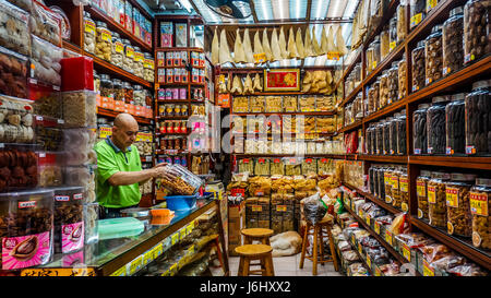 Lebendiges Bild, das das Wesen eines traditionellen Geschäfts in Hongkong feststellt Stockfoto