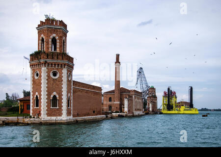 Historischer Torturm, alte Gebäude und Kräne & Mose 1 Schiff zum substituierten Schutz Schleusen an der Hafeneinfahrt venezianische Arsenal, Arsenale, Stockfoto