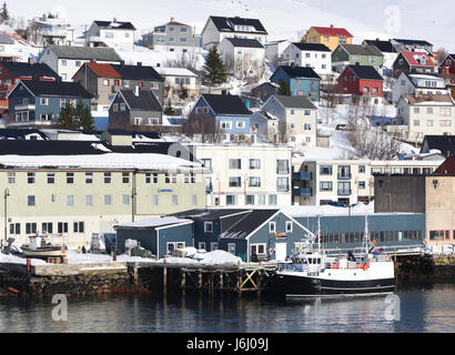 Ein Fischerboot im Hafen von Honningsvag, der nördlichsten Stadt in Norwegen. Honningsvåg, Nordkap, Finnmark, Norwegen. Stockfoto