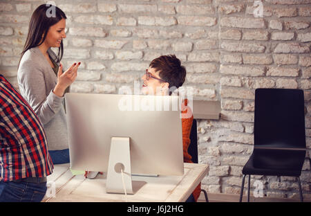 Designer Frauen arbeiten mit Computer auf neues Projekt im Büro Stockfoto