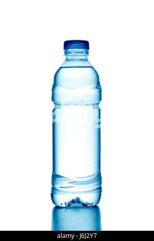 Frisches Wasser aus der Flasche, Spritzwasser isoliert auf weißem Hintergrund Stockfoto