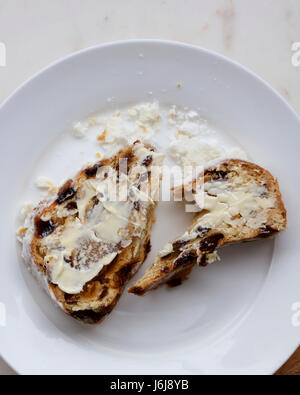 Butter Stollen auf einem weißen Teller. Stockfoto