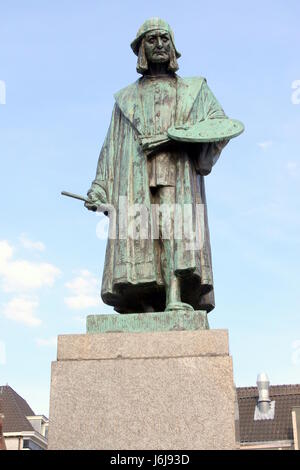 Statue des Renaissance-Malers Hieronymus Bosch in seiner Stadt der Geburt Den Bosch, Nord-Brabant-Niederlande. Befindet sich am zentralen Markt Platz. Stockfoto