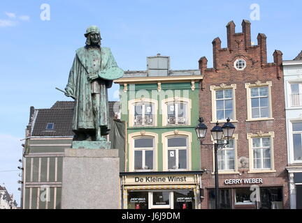 Statue des Renaissance-Malers Hieronymus Bosch in seiner Stadt der Geburt Den Bosch, Nord-Brabant-Niederlande. Befindet sich am zentralen Markt Platz. Stockfoto