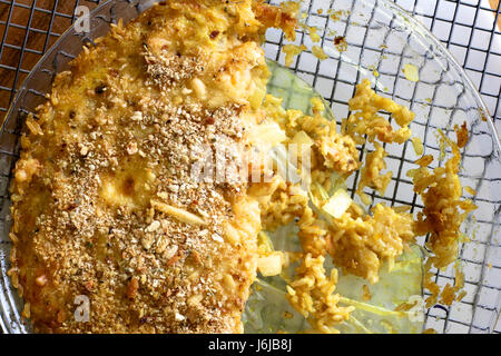 Lachs und Sardellen Quiche auf einer Glasplatte. Stockfoto