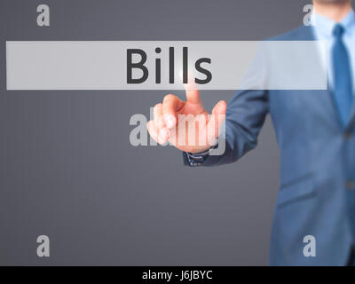 Rechnungen - Geschäftsmann Hand Tippen auf virtuellen Bildschirm-Schnittstelle. Geschäft, Technologie-Konzept. Stock Foto Stockfoto