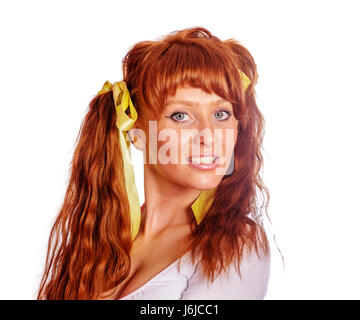 Rothaarige Frau mit Pferdeschwanz isoliert auf weiss Stockfoto