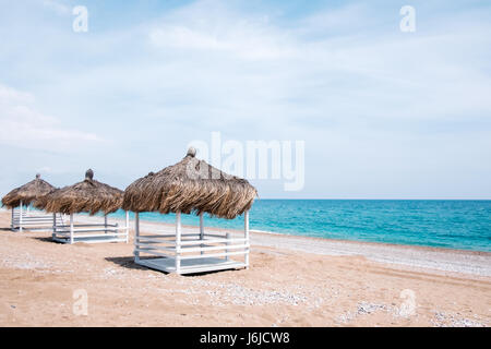 Sommer-Lauben am Strand. Atemberaubenden Blick auf das Mittelmeer. Weißen hölzernen Lauben an sonnigen Tag. Blauer Himmel und flauschigen Wolken Stockfoto