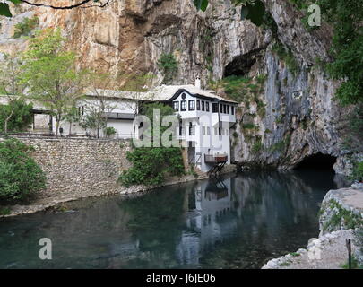 Blick auf Blagaj Tekke Kloster aus über Buna Fluss Herzegowina, Bosnien und Herzegowina April Stockfoto