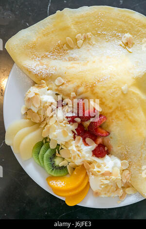 Exotische Früchte-Krepp mit Eis Stockfoto