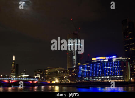 1 Blackfriars/One Blackfriars (Under Construction) & Container Seehaus mit der Scherbe im Hintergrund. Stockfoto