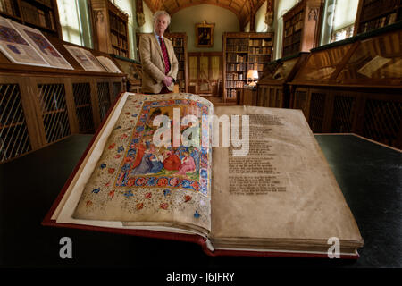 Parker Bibliothek Handschriften, Corpus Christi College in Cambridge, England, UK. 10. Juni 2016 Foto zeigt: das Frontispiz zu Geoffrey Chaucers Troilus und Criesyde, Anfang des 15. Jahrhunderts. Die Parker Bibliothekar Dr. Christopher de Hamel zeigen in einige der Fotos. Stockfoto