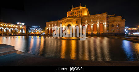 Yerevan, Armenien. 10. September 2016: Die farbigen singen musikalische tanzenden Fontänen gegen den Bau der National Gallery und Museum für Geschichte Stockfoto