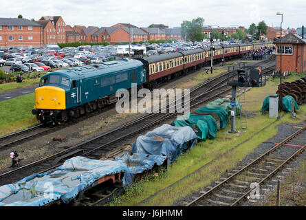 Klasse 45 Diesel No 45041 "Royal Tank Regiment" ziehen einen Zug an der Severn Valley Railway, Kidderminster, Großbritannien Stockfoto