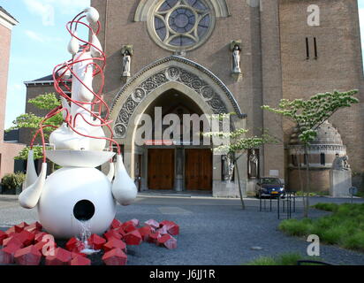 Hieronymus Bosch Art Center in ehemaligen Sint-Jacobs Kirche an Jeroen Boschplein, Stadt Den Bosch, Niederlande. Brunnen ist vom Bildhauer Ruudt Peters Stockfoto