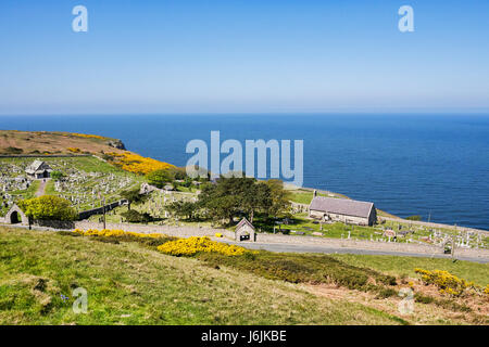 St Tudno Kirche auf der rechten Seite, und der Great Orme Friedhof und Kapelle auf der linken Seite, Great Orme, Llandudno, Conwy, North Wales, UK, auf einer sonnigen Frühlingstagen d Stockfoto