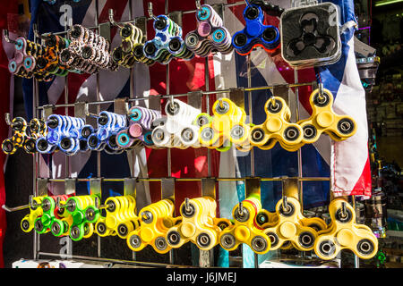 Ein Rack mit zappeln Spinner auf Verkauf im Zentrum von London. Stockfoto