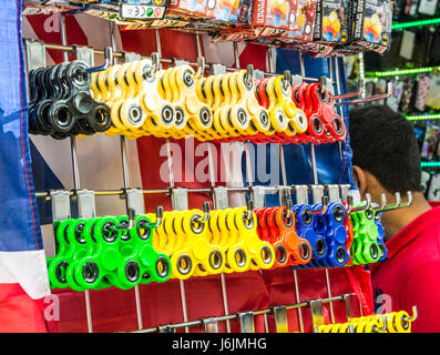 Ein Rack mit zappeln Spinner auf Verkauf im Zentrum von London. Stockfoto