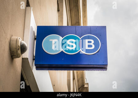 Das blaue TSB-Logo vor einer Bank in Holborn London, UK Stockfoto