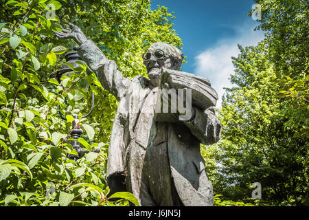 Statue von Fenner Brockway, Baron Brockway, im Red Lion Square, London, UK Stockfoto