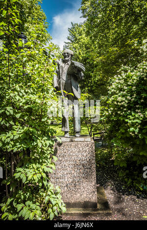 Statue von Fenner Brockway, Baron Brockway, im Red Lion Square, London, UK Stockfoto