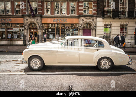 Ein Rolls-Royce Silver Cloud Mark 111 außerhalb Spink & Sohn Auktionshaus auf Southampton Row, Bloomsbury, London, UK Stockfoto