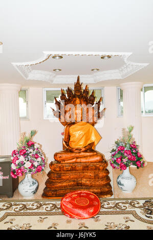 Chiang Rai, Thailand - 30. März 2017: Huai Pla Kung Tempel, einer traditionellen chinesischen Stil Pagode. Buddha-Statue. Stockfoto