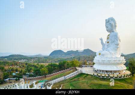 Chiang Rai, Thailand - 30. März 2017: Huai Pla Kung Tempel, einer traditionellen chinesischen Stil Pagode. Avalokitesvara oder Guanyin Stockfoto