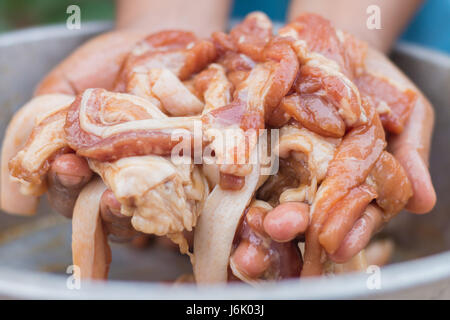 Verwenden Sie die Zutaten auf Schweinefleisch vor dem Grillen. Stockfoto