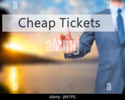 Günstige Tickets - Geschäftsmann Hand Taste am touch-Screen-Oberfläche. Wirtschaft, Technologie, Internet-Konzept. Stock Foto Stockfoto