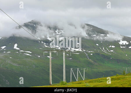 Sendemast oder Power-Tower (Strommast) in Bergen von Nord-Norwegen Stockfoto