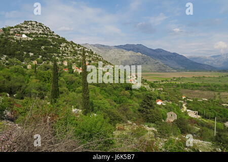 Blick auf Dorf am Hang über dem Karstfeld Popovo Polje Karstfeld, Herzegowina, Bosnien und Herzegowina-April Stockfoto